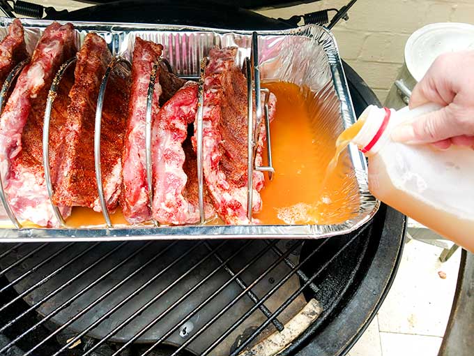 Cooking spareribs on the Big Green Egg
