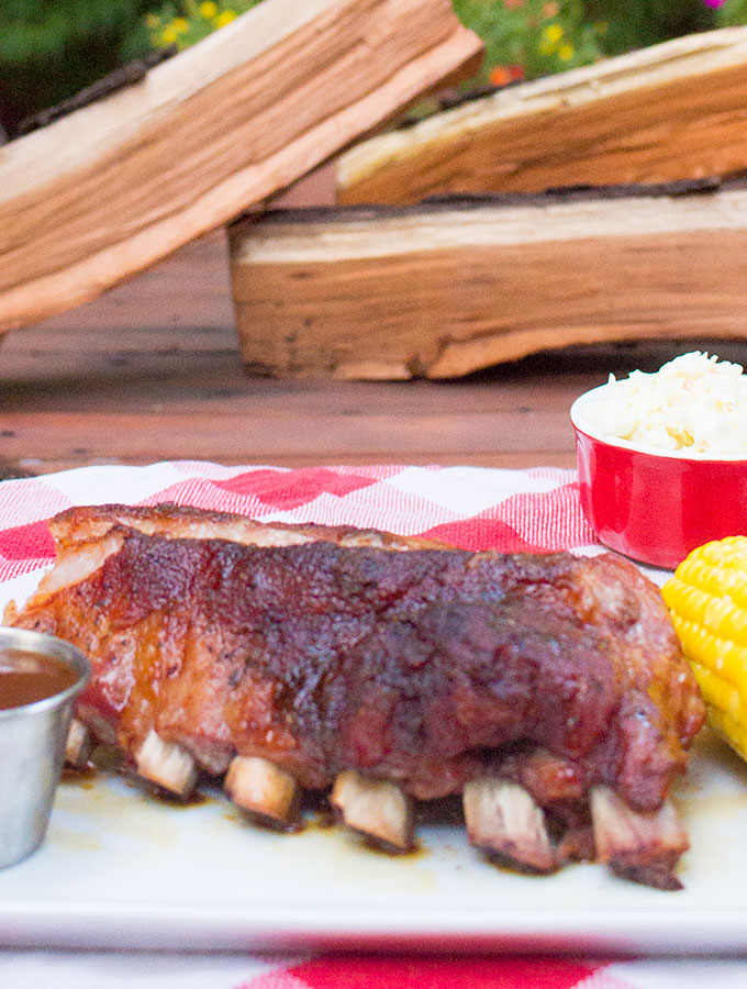 Spareribs served dry with bbq sauce on the side