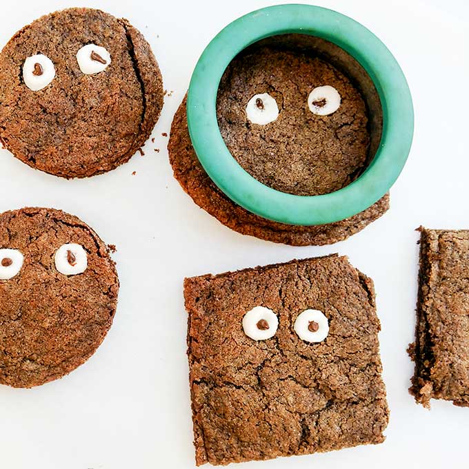Googly eyes cookies with cookie cutter