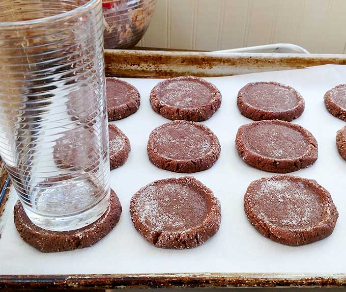 Flattening googly eyes cookies with glass