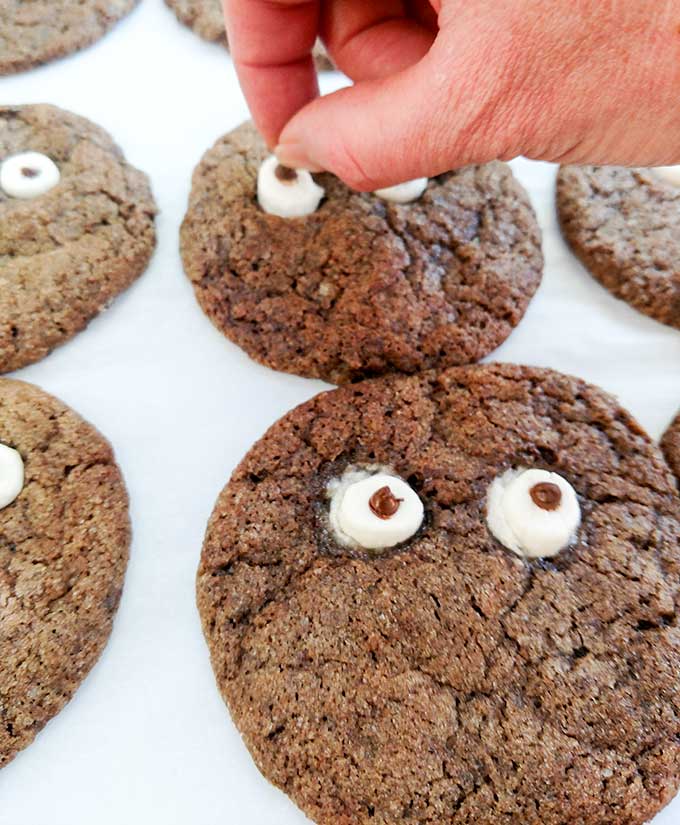 Making googly eyes for googly eyescookies