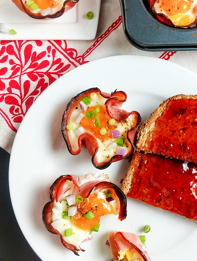 Baked eggs in ham cups with jelly toast
