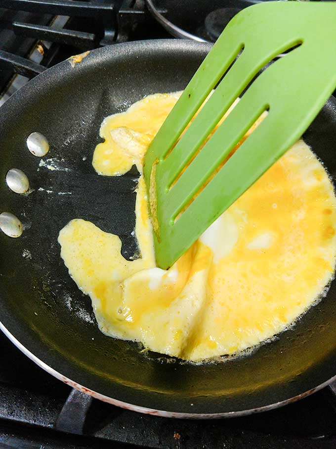 Cooking an omelette by lifting the egg