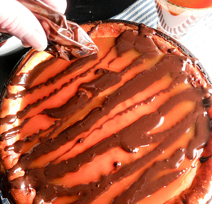 decorating turtle cheesecake with shortbread crust with chocolate