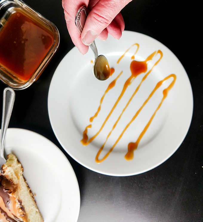 Decorating plate with caramel for turtle cheesecake