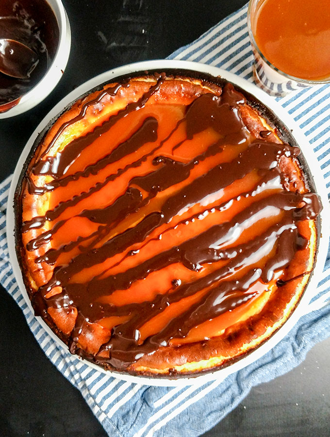 Turtle cheesecake with caramel and chocolate