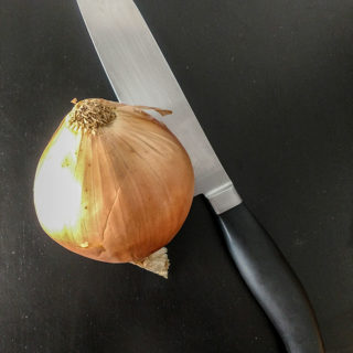 how to cut an onion