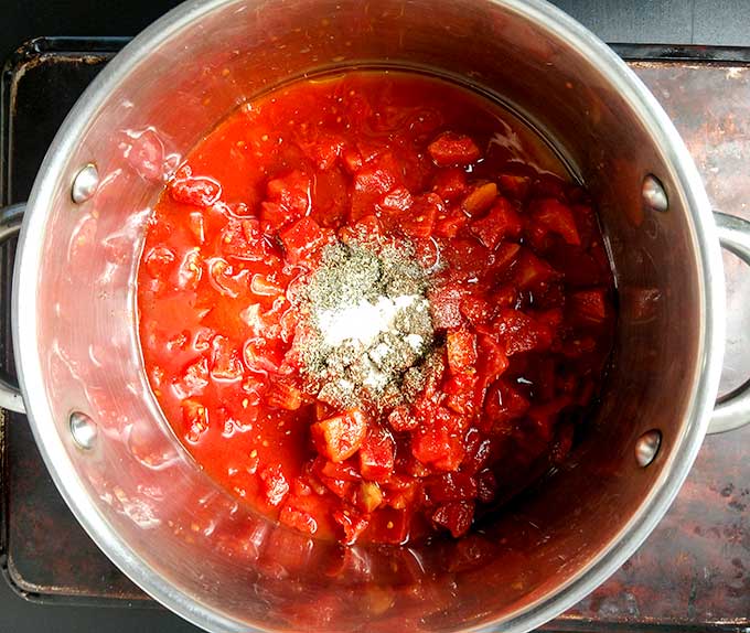 simple tomato sauce for pizza in saucepan