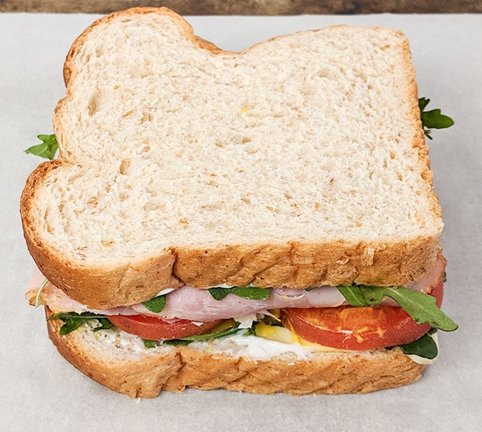 https://www.onthegobites.com/wp-content/uploads/2019/02/How-to-wrap-a-sandwich-v2-whole-sandwich.jpg