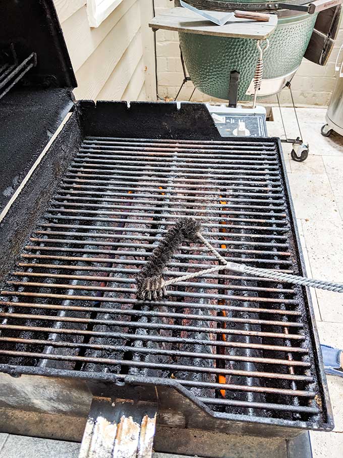 Cleaning grate grills